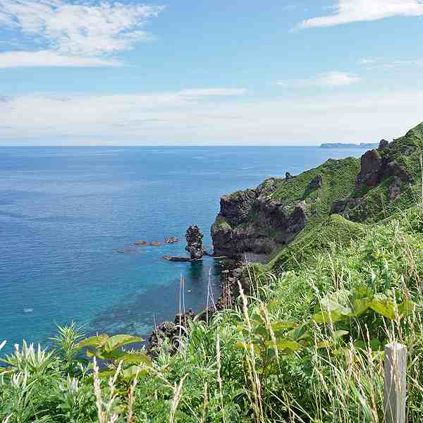 神威岬 念仏トンネルと水無しの立岩