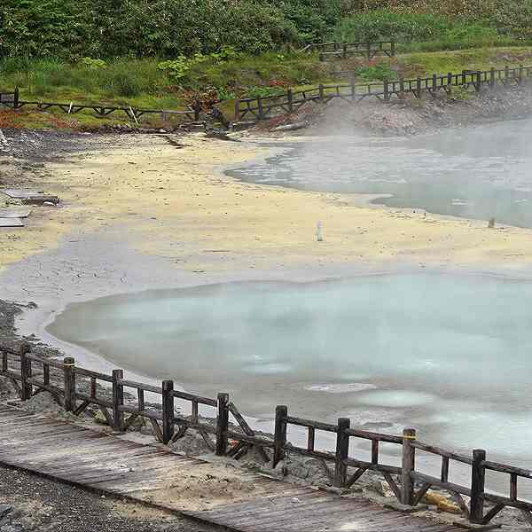 ニセコ湖沼 黄色球状硫黄