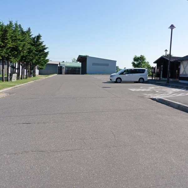 愛国駅 駐車場
