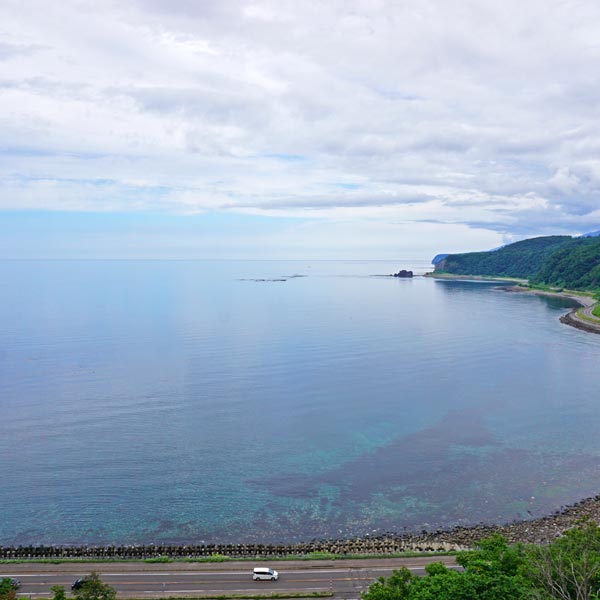 オシンコシンの滝 オホーツク海